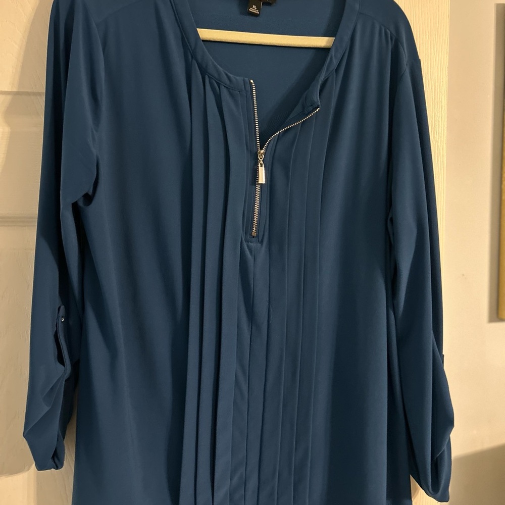 Roz & Ali blue Zippered Blouse